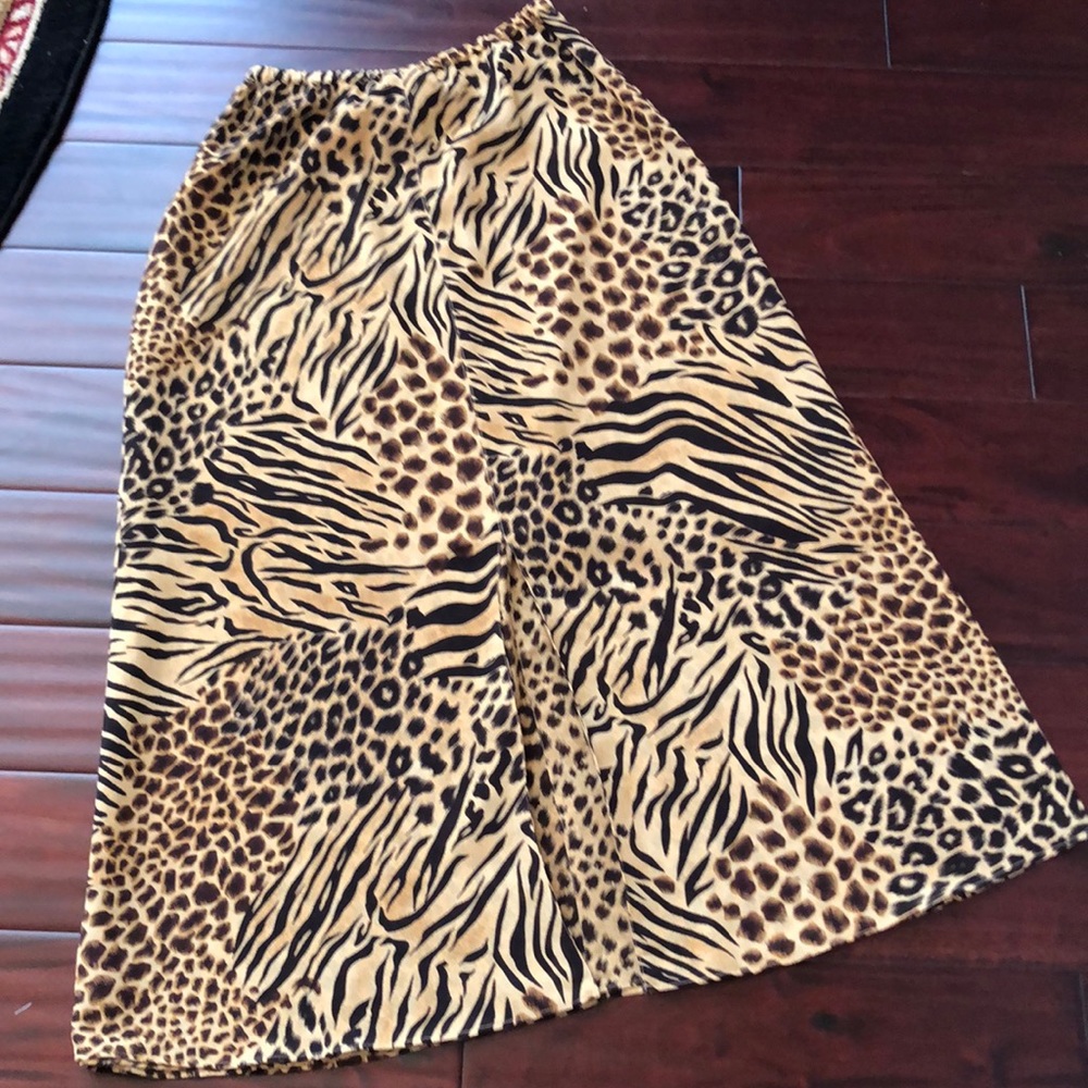 Leopard jungle print skirt with front slit.
